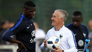 ديدييه ديشامب مدرب فرنسا مع بول بوجبا