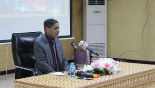اللواء الركن فرج البحسني محافظ حضرموت خلال المؤتمر الصحفي