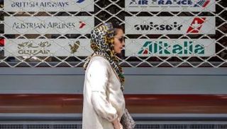 إيرانية بجوار مكاتب سفريات أغلقت أبوابها مع تطبيق العقوبات - الفرنسية