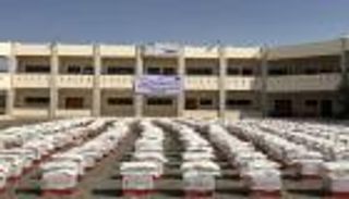 الهلال الأحمر الإماراتي يغيث أهالي الحوطة وتبن في لحج اليمنية