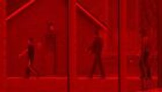 "الجارديان": مهاجرون مرضى ومعذبون محتجزون منذ أشهر في بريطانيا