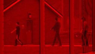 لقطة لمهاجرين محتجزين بمراكز الاحتجاز البريطانية 