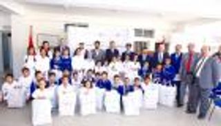 سفير الإمارات لدى المغرب يدشن مشروع توزيع الحقيبة المدرسية على الطلاب