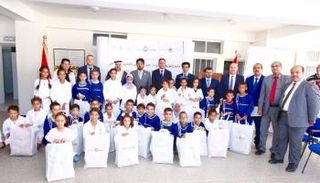 سفير الإمارات لدى المغرب يدشن مشروع توزيع الحقيبة المدرسية على الطلاب