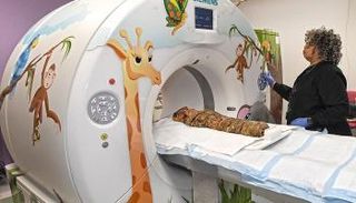 المومياء أثناء وضعها على جهاز الأشعة