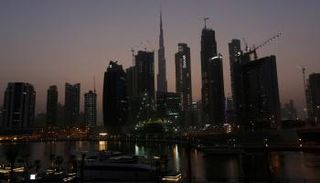 الإمارات توفر أجواء عمل مثالية للوافدين