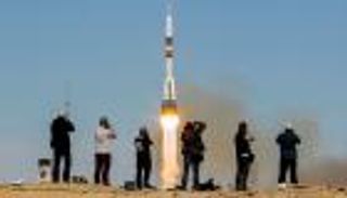 حادث خلال إطلاق صاروخ سويوز الروسي ونجاة رائدي فضاء