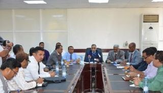 محافظ البنك المركزي خلال المؤتمر الصحفي 