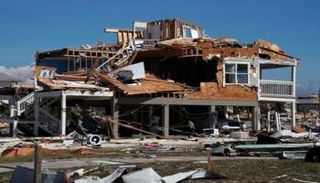 الإعصار مايكل يخلف أضرارا كبيرة في بلدة مكسيكو بيتش