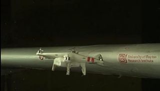 لحظة اصطدام الطائرة بدون طيار بجناح الطائرة الكبيرة