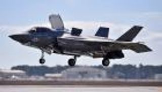 أمريكا تمنع أغلى مقاتلة في العالم من التحليق بعد تحطم إحداها