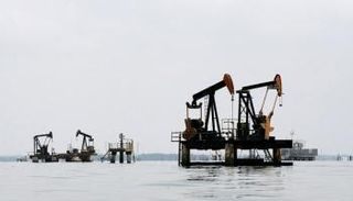 مضخات للنفط أمام سواحل فنزويلا - أرشيف