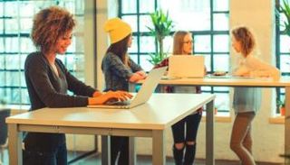 المكاتب المرتفعة أفضل لصحتك - صورة أرشيفية