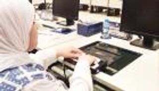 فاطمة السلمان تتحدى إعاقتها البصرية لتحقيق طموح العمل بالصحافة