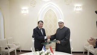 رئيس جامعة الأزهر ومدير مركز الإمام البخاري خلال توقيع مذكرة التفاهم 