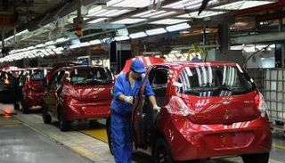 تجميع سيارة بأحد المصانع الصينية - أ.ف.ب