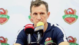 المدرب خلال المؤتمر الصحفي