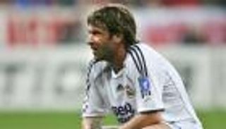 نجم ريال مدريد السابق يعلن اعتزاله مجددا