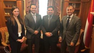 جانب من لقاء أحمد عوض بن مبارك وكريستفر هارنيش