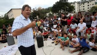 مرشح اليسار للرئاسة فرناندو حداد خلال تجمع انتخابي - رويترز