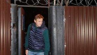 المعارض الروسي نافالني لحظة خروجه من السجن - رويترز