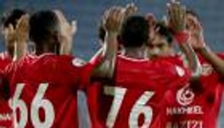 لاعب شباب الأهلي يشيد بزملائه المواطنين