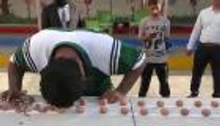 باكستاني يدخل جينيس بعد تحطيم 247 حبة جوز برأسه