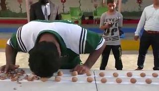 باكستاني يحرز رقما قياسيا بكسره ٢٤٧ حبة جوز برأسه