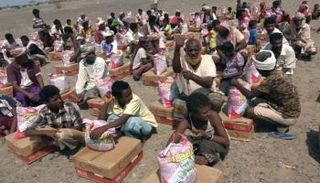 مساعدات الهلال الأحمر الإماراتي لليمنيين - صورة أرشيفية