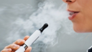 التدخين الإلكتروني ربما يكون مضرا أكثر من السجائر العادية