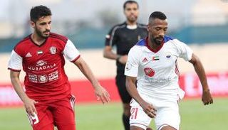 صورة من مباراة الشارقة والجزيرة 