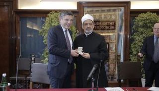 جامعة بولونيا الإيطالية تقلد شيخ الأزهر أرفع وسام أكاديمي