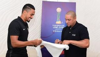 روبرتو كارلوس لاعب ريال مدريد السابق وكايو لاعب العين الحالي