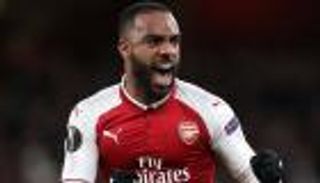 لاكازيت: جماهير البريمييرليج متفرجون وليسوا مشجعين