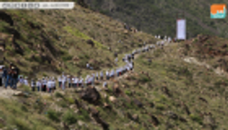 بالصور.. الهلال الأحمر الإماراتي ينظم أطول سلسلة بشرية إغاثية لبلدات تعز اليمنية