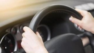 امرأة تقود سيارتها - صورة أرشيفية