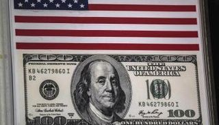 الدولار يهبط ويخالف التوقعات