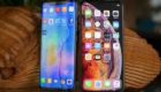 هاتف هواوي ميت Huawei Mate 20 pro يشحن آيفون Xs لاسلكيا