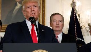 ترامب ويقف بجواره الممثل التجاري الأمريكي - أرشيف