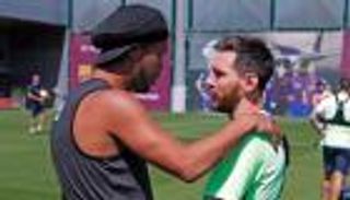 برشلونة يدعم ميسي ضد انتقادات مارادونا.. وينتقد رونالدينيو