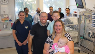 أهل الطفلة والأطباء يحتفلون بعيد ميلادها الأول