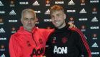 مانشستر يونايتد يعلن تجديد عقد لوك شو