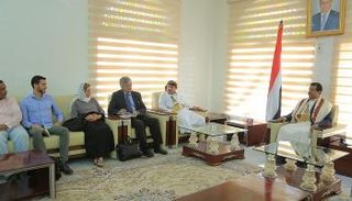 المسؤول اليمني يلتقي مبعوث السويد إلى اليمن 