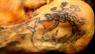 المومياء المحيرة للعلماء تتفرد بـ30 وشما 