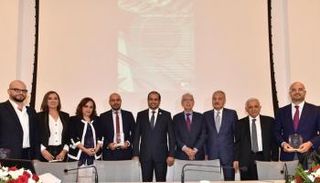 السفير الشامسي إلى جانب الشخصيات الحاضرة بالندوة