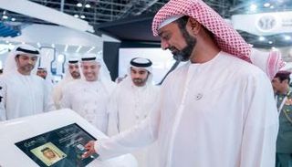  عمار النعيمي لحظة إطلاق حزمة تطبيقات رقمية في جيتكس - أرشيف