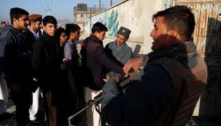 ناخبون أفغان أمام إحدى لجان الاقتراع 