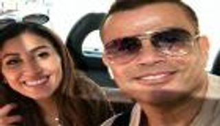 عمرو دياب يشعل مواقع التواصل بعناق دينا الشربيني على المسرح