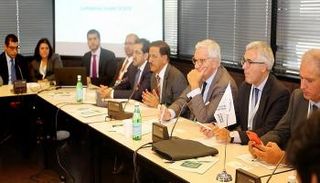 وفد الإمارات خلال المائدة المستديرة في إيطاليا 