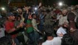 اعتداء بالحجارة على الشرطة الهندية في موقع حادث قطار 